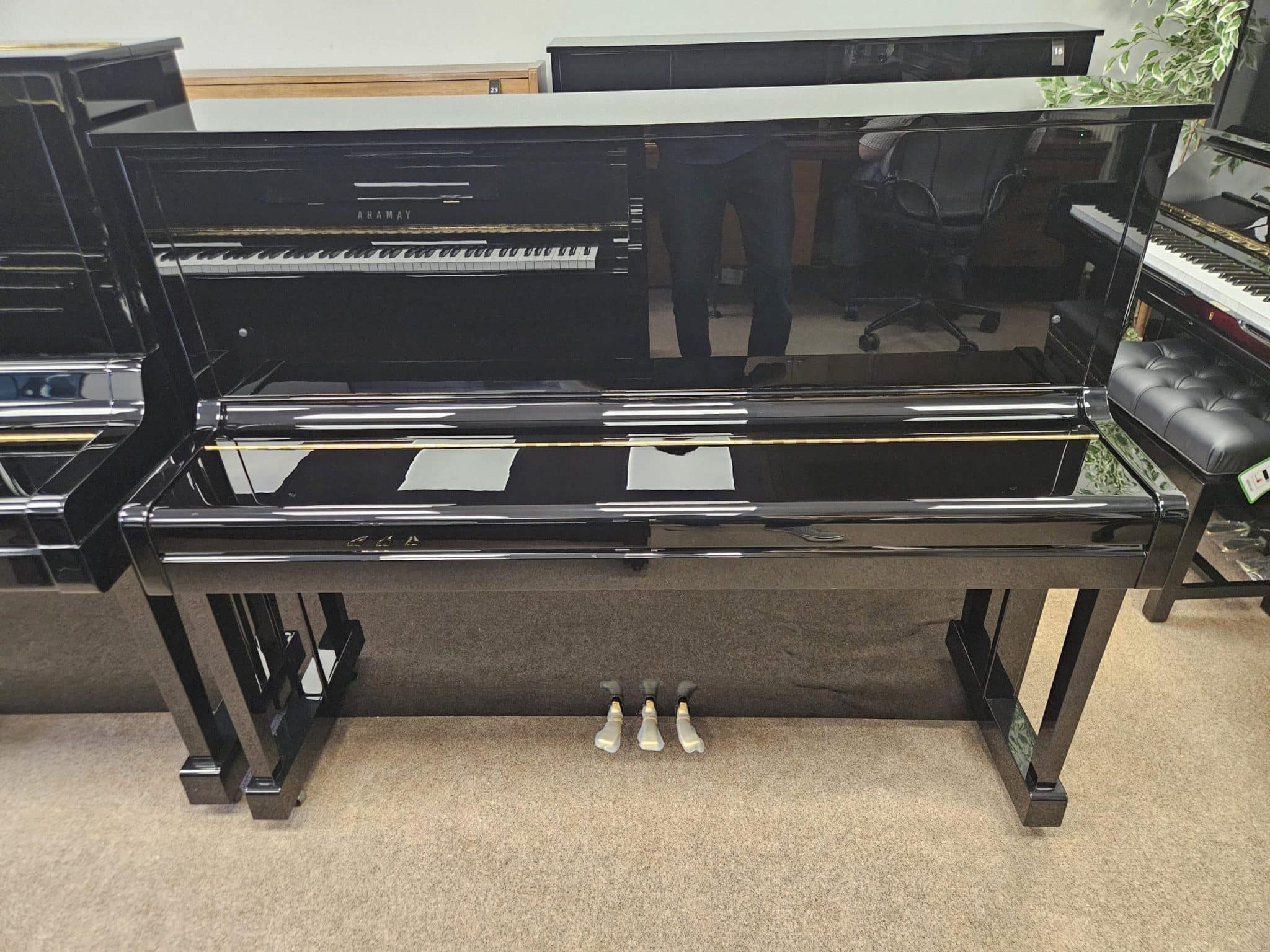 YAMAHA U10BL UPRIGHT PIANO MADE 1989