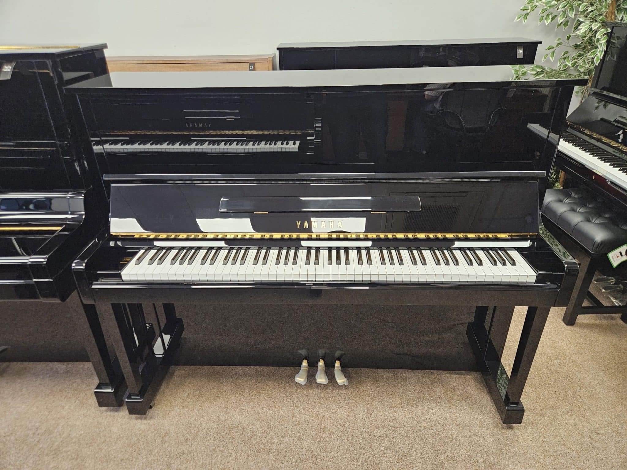 YAMAHA U10BL UPRIGHT PIANO MADE 1989