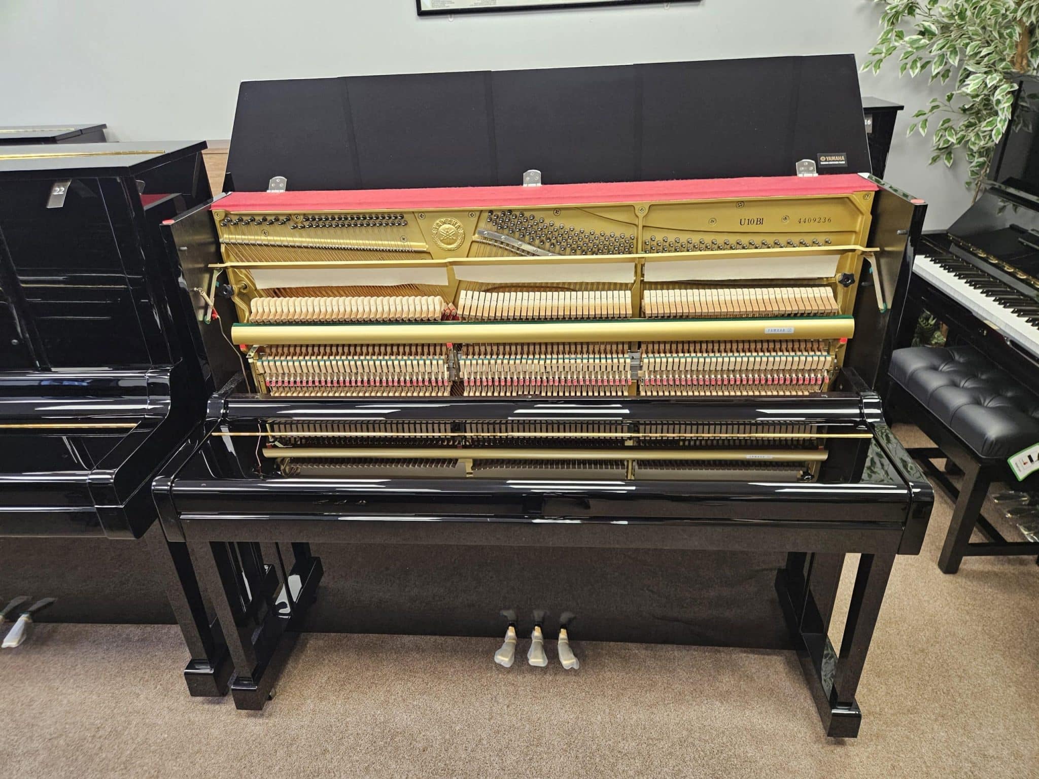 YAMAHA U10BL UPRIGHT PIANO MADE 1989