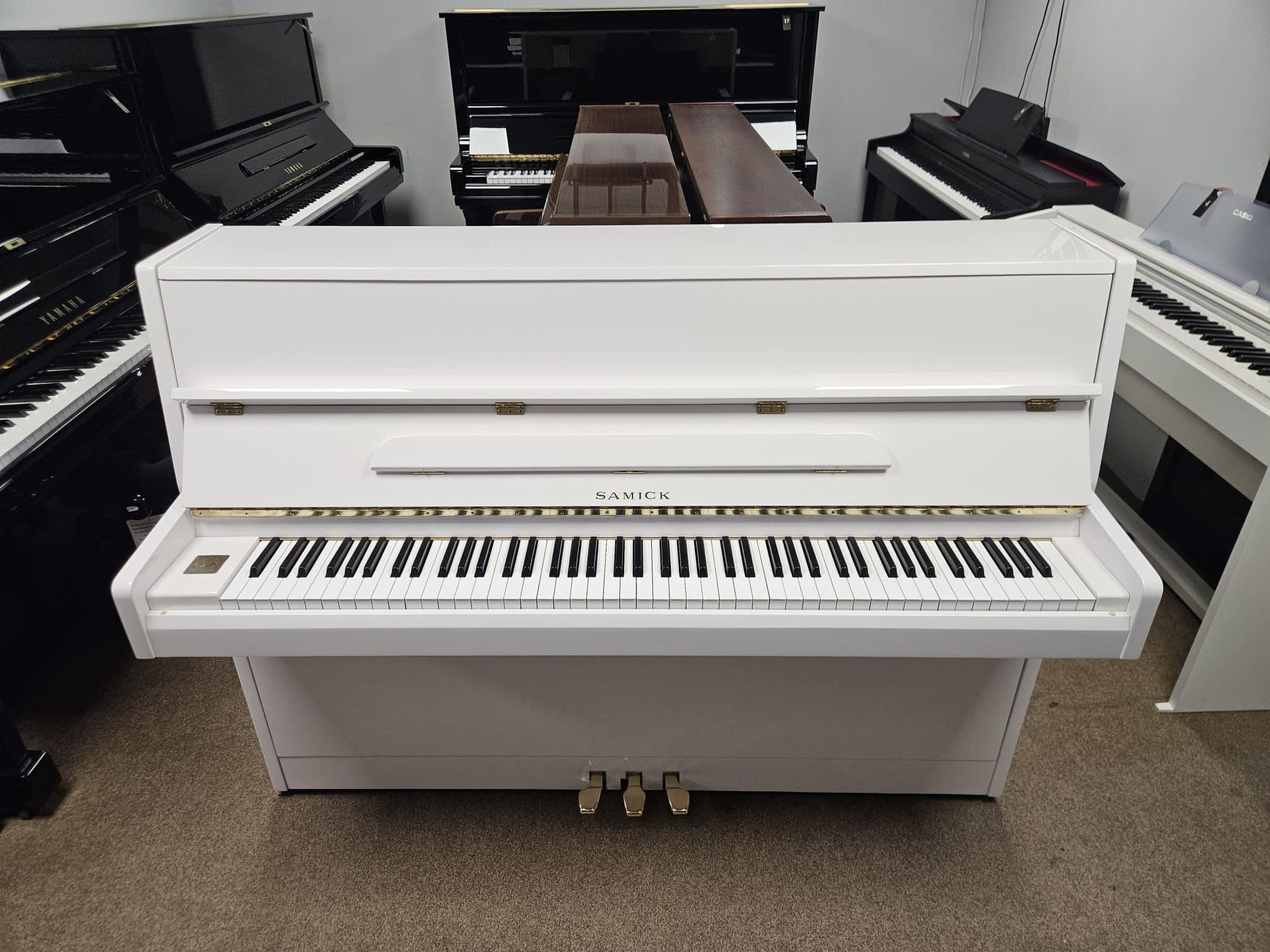 White piano upright Samik finished in high gloss polyester